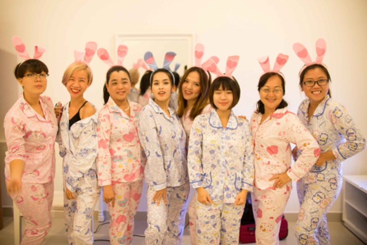 Tú Vi cũng cùng hội bạn thân tổ chức&nbsp;tiệc diện pijama trước khi về nhà chồng với gia đình.
