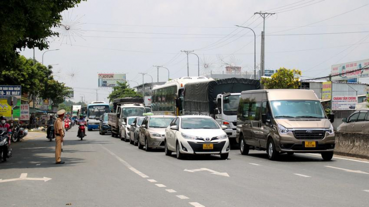 Lực lượng CSGT phân luồng, điều tiết các phương tiện lưu thông. Ảnh: CHÂU ANH