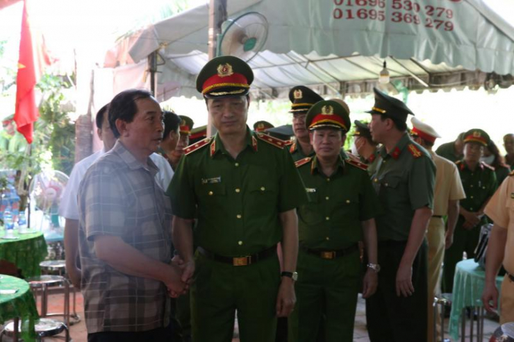 Thứ trưởng Nguyễn Duy Ngọc chia sẻ đau thương, động viên người thân gia đình Trung tá Nguyễn Xuân Hào.