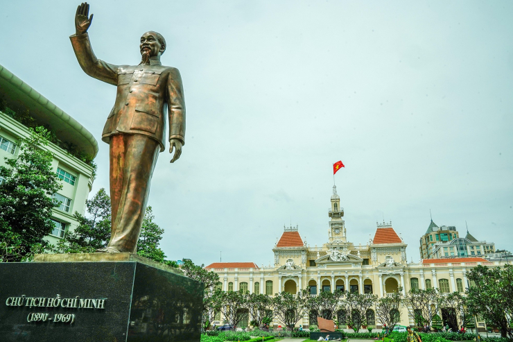 Đại diện đơn vị lữ hành tổ chức tour tham quan toà nhà UBND TPHCM cho biết, tòa nhà mở cửa đón khách và không thu phí với các đoàn tham quan. Chi phí tour chỉ bao gồm ô tô, hướng dẫn viên, thuyết minh theo đoàn tại điểm tham quan miễn phí. Phương án tổ chức mới nhất là mỗi ngày có 8 khung giờ tham quan vào lúc 8h, 9h, 10h, 11h, 13h, 14h, 15h và 16h. Mỗi khung giờ có 3 đoàn, mỗi đoàn vào tham quan cách nhau 20 phút.