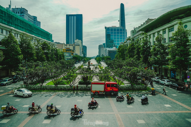 Ban công tòa nhà nhìn ra ôm trọn phố đi bộ Nguyễn Huệ vào tầm mắt.