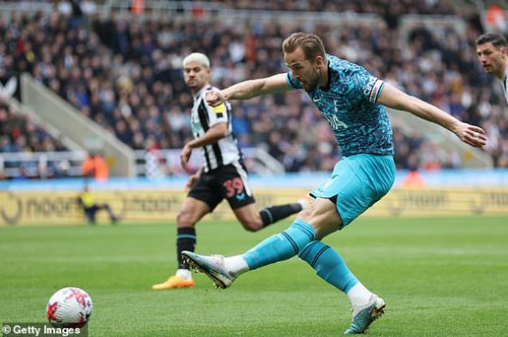 Harry Kane ghi bàn đầu tiên cho Tottenham để nhen nhóm hy vọng cho đội khách