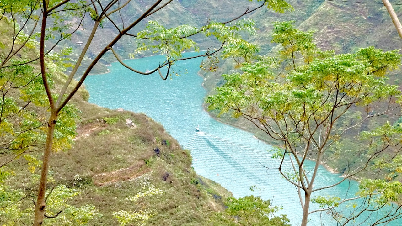 Sông Nho Quế xanh biếc một màu nhìn từ trên cao như dải lụa bắt ngang núi rừng Hà Giang, điểm đến giải nhiệt mùa hè. Ảnh: Thanh Huyền