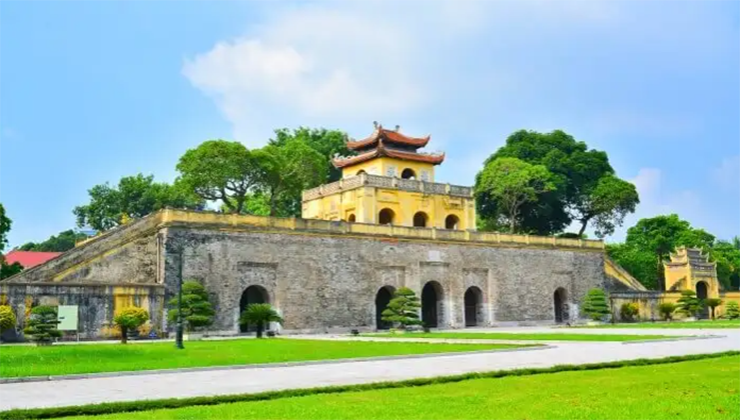 Hoàng thành Thăng Long là một trong những điểm du lịch nổi tiếng nhất Việt Nam. Nơi đây được công nhận là Di sản Thế giới từ năm 2010, các cuộc khảo cổ học đã tìm thấy di tích của những con đường lâu đời, cung điện, giếng, ao, đồ gốm, tiền xu và nhiều tàn tích ...
