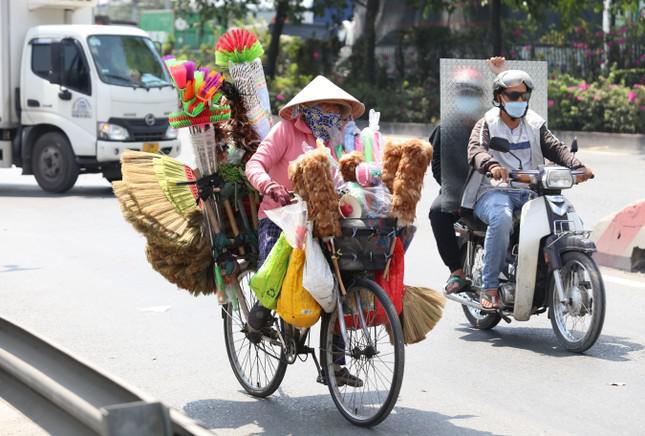 Người lao động chật vật mưu sinh dưới trời nắng nóng như đổ lửa trên Quốc lộ 1.