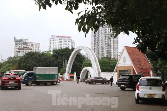 Công viên Cầu Giấy luôn trong tình trạng bị ô tô dừng đỗ ngay trước cổng chính.