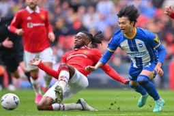 MU thắng nghẹt thở FA Cup: Wan Bissaka ”bỏ túi” Mitoma, vì sao Fernandes bị chỉ trích?