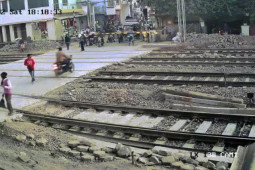 Video: Liều lĩnh phi qua đường ray, bị tàu hỏa húc tan xe máy
