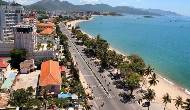 Nha Trang, thủ phủ của tỉnh Khánh Hòa là một điểm đến ven biển với bãi biển hình lưỡi liềm và vịnh màu ngọc lam. Nơi đây có những hòn đảo nhỏ nằm rải rác&nbsp;và được bao quanh bởi một dãy đồi.&nbsp;
