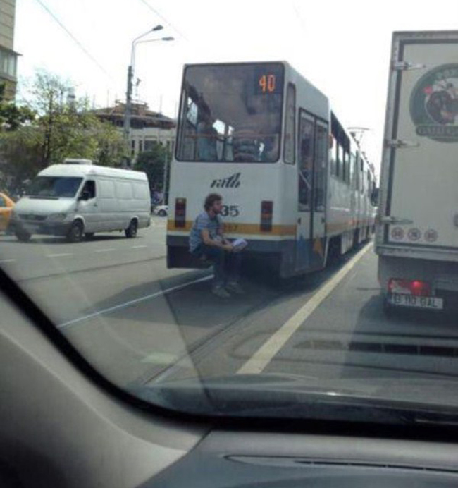 Ngồi đây cho thông thoáng đầu óc thôi mà.
