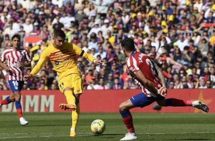 Cú dứt điểm bóng chìm của Ferran Torres cuối hiệp 1 giúp Barcelona thắng nhọc Atletico Madrid 1-0 ở Nou Camp