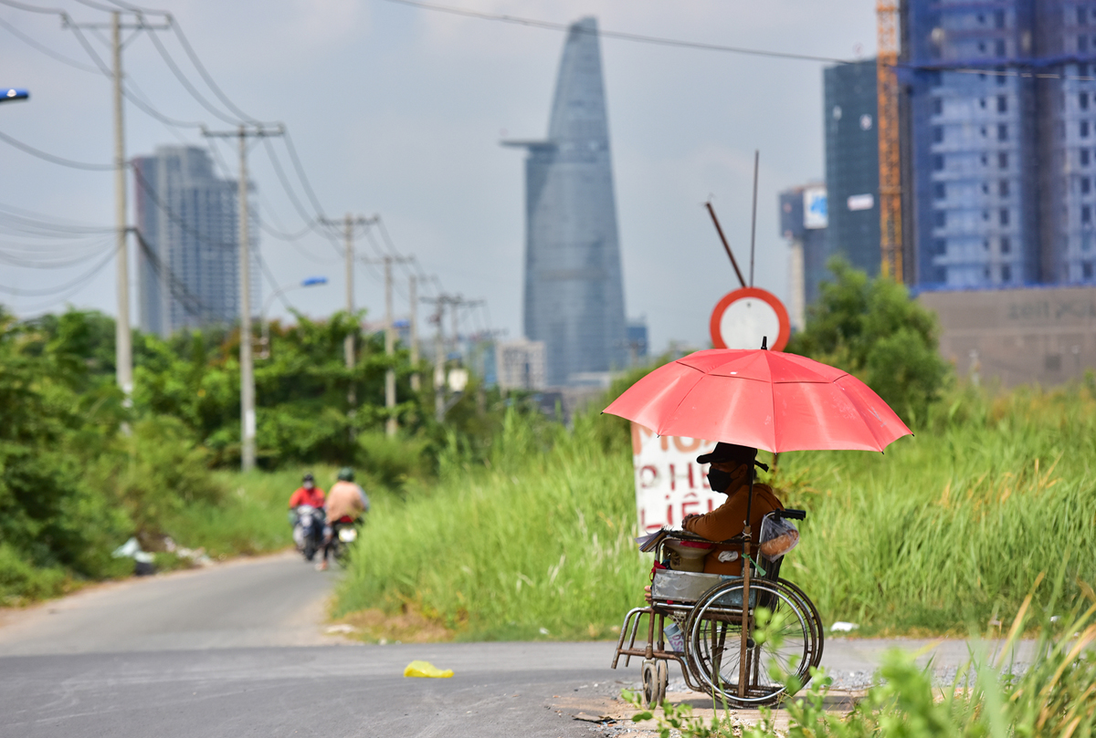 “Do không đi xa được nên 1 tháng nay tôi ra đường gần nhà trọ để bán vé số. Hôm trước được người đi đường cho cái ô che nên cũng đỡ nắng phần nào”, chị Sinh, quê Đồng Nai bán vé số bên đường Lương Định Của cho biết.