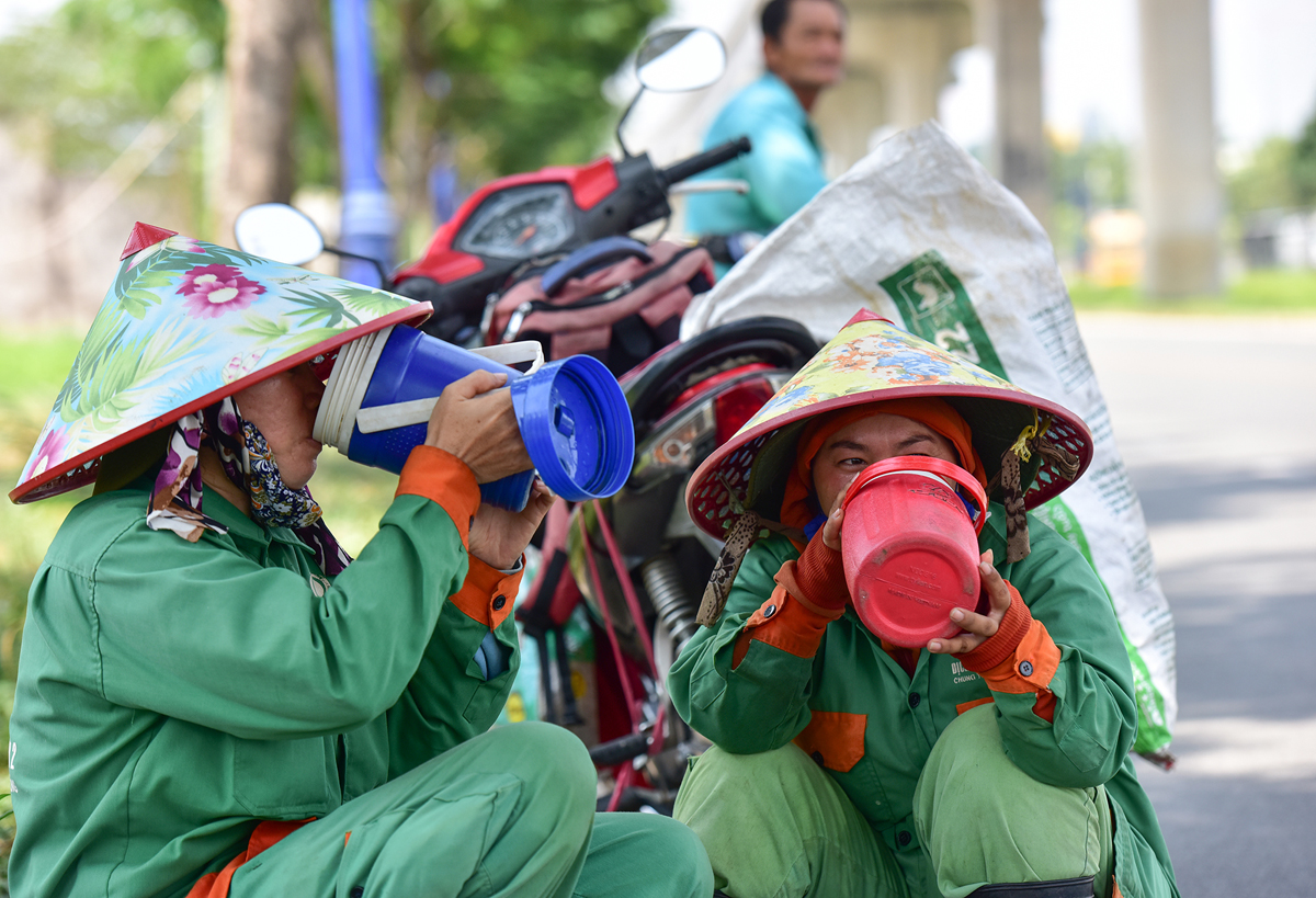 Nhóm công nhân cho biết thường xuyên làm việc giữa trời nắng nên rất dễ mất nước,&nbsp;mỗi ngày một người&nbsp;dùng hết 4-5 lít nước.