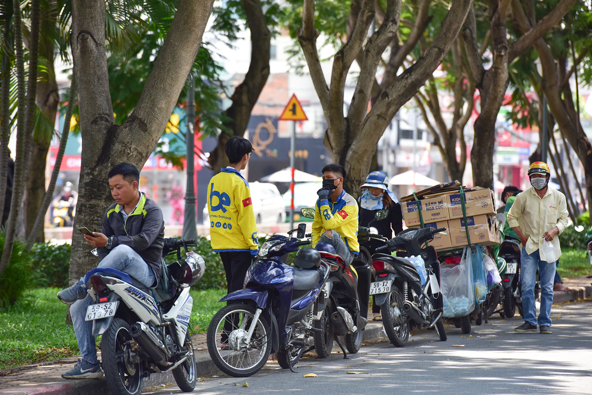 Trên các tuyến đường có bóng mát cây xanh, nhiều nhóm chạy xe ôm công nghệ, chở hàng bằng xe máy ghé vào nghỉ ngơi, uống nước vào thời điểm giữa trưa. “Giữa trưa nắng nóng, thời tiết khó chịu nên khách cũng ngại đi xe máy, chủ yếu đặt chở hàng, đồ ăn, nhất là các loại nước giải khát”, anh Nguyễn Huy Hải, tài xế xe ôm công nghệ cho hay.