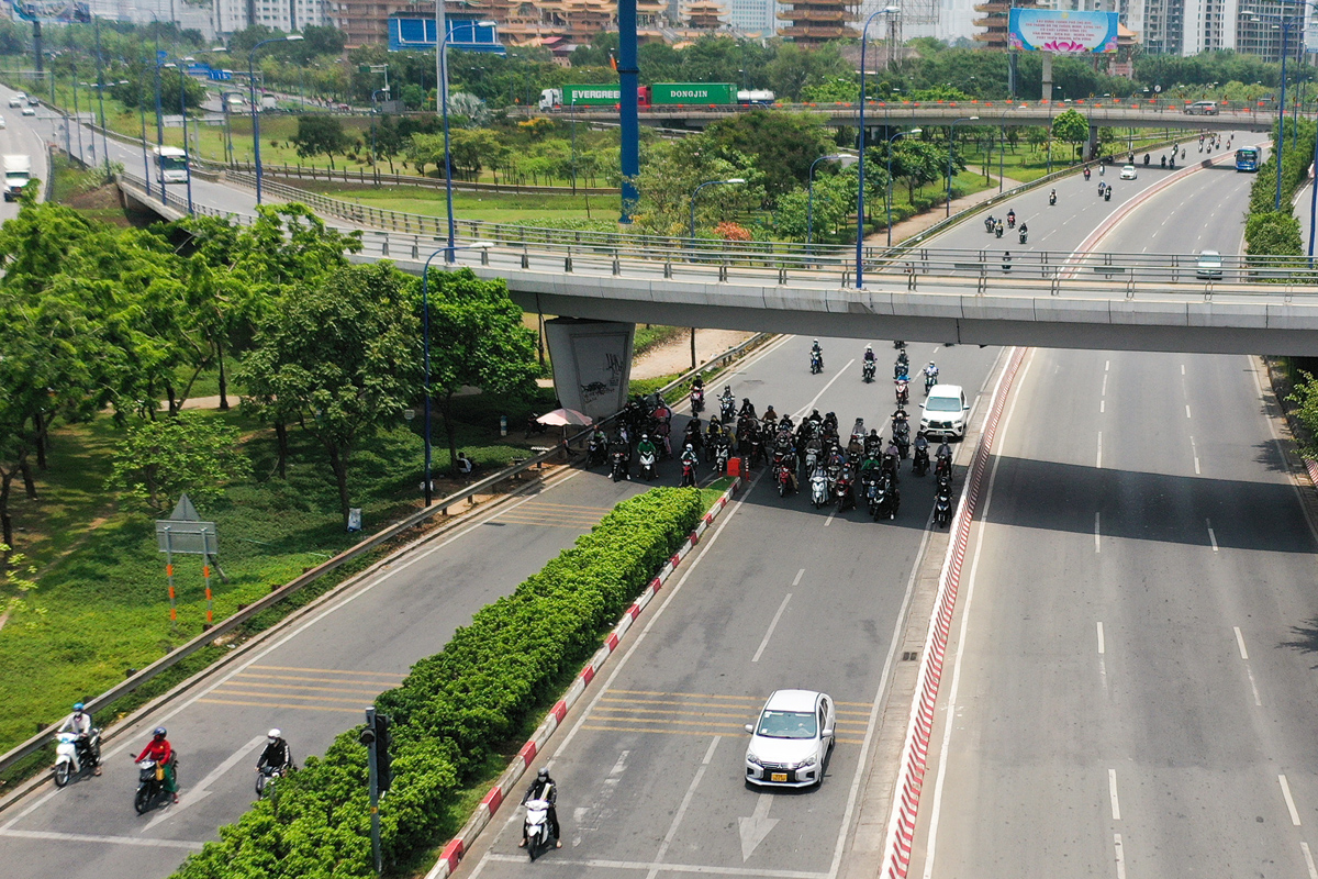 Theo Đài Khí tượng thuỷ văn khu vực Nam Bộ, ngày 24/4 Nam Bộ có mây thay đổi, nắng nóng tiếp tục xảy ra trên diện rộng. Nhiệt độ cao nhất tại miền Đông là 36-38 độ C, có nơi trên 38 độ C. Tại TP.HCM,&nbsp;nhiệt độ cao nhất từ 36 - 37 độ C, thời gian nắng nóng cao nhất trong ngày khoảng từ 12h - 16h.