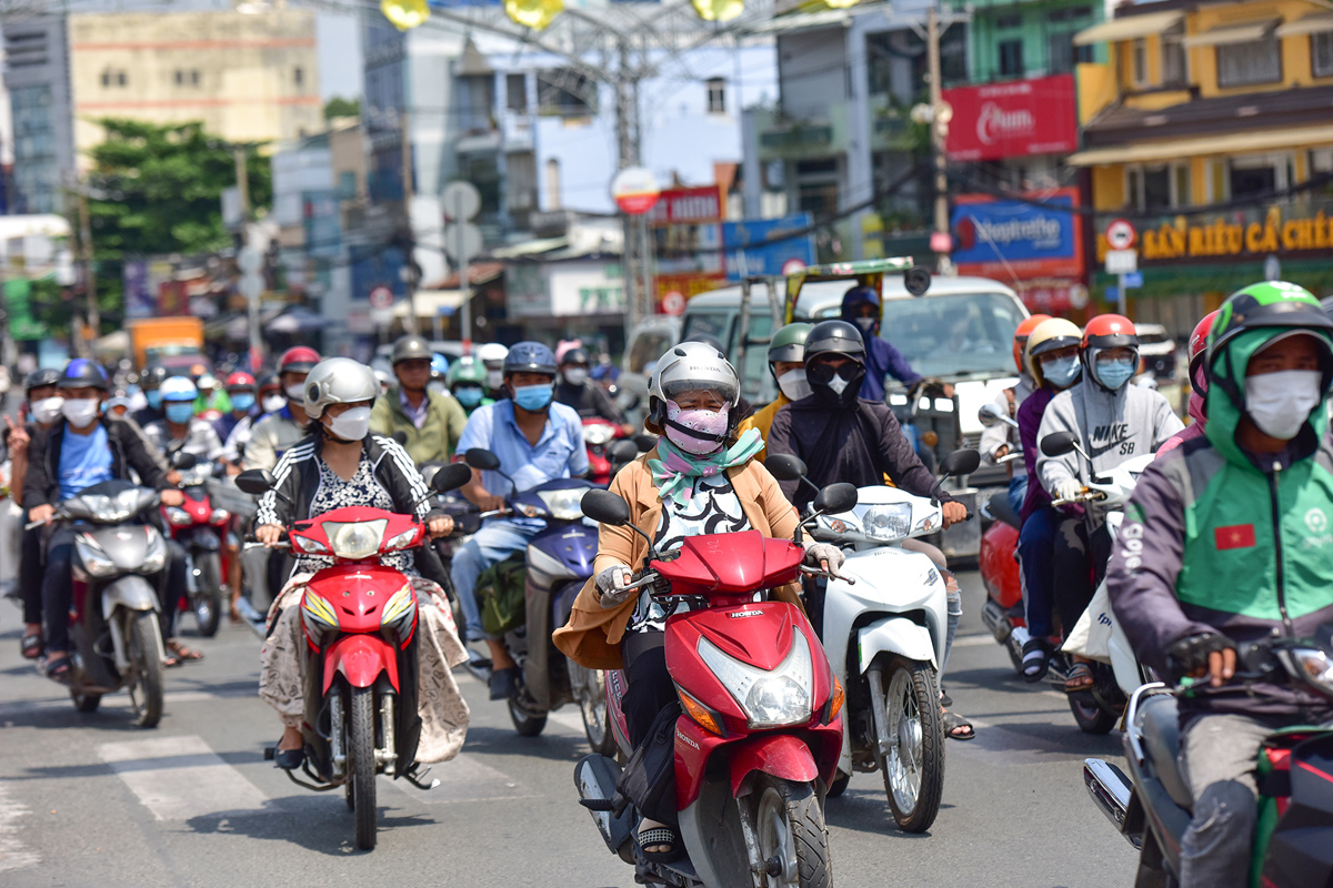 Thời điểm nắng nóng gay gắt nhất diễn ra vào giữa trưa và đầu giờ chiều. Người đi đường có thể cảm nhận cái nắng rát da khi chạy xe máy trên đường phố, những khu vực không có cây xanh bị nhựa đường, bê tông hấp thụ nhiệt phả ngược lại khiến nhiệt độ thực tế có thể lên đến 40 độ C.