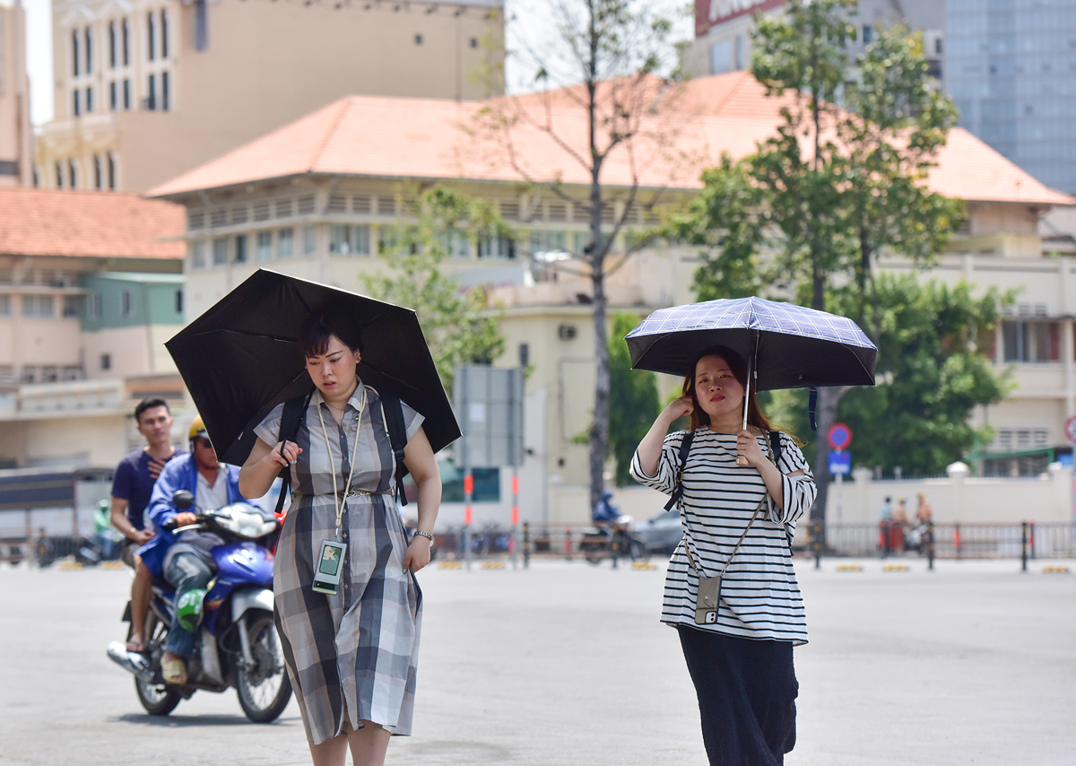 Nhiều khách du lịch phải dùng ô che nắng, di chuyển nhanh giữa trời nắng khi tham quan các địa điểm ở trung tâm thành phố như chợ Bến Thành, Nhà hát Thành Phố, Phố đi bộ Nguyễn Huệ…