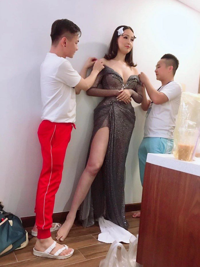 Những người đàn ông “may mắn” được tận tay sửa váy áo cho mỹ nhân Việt - 6