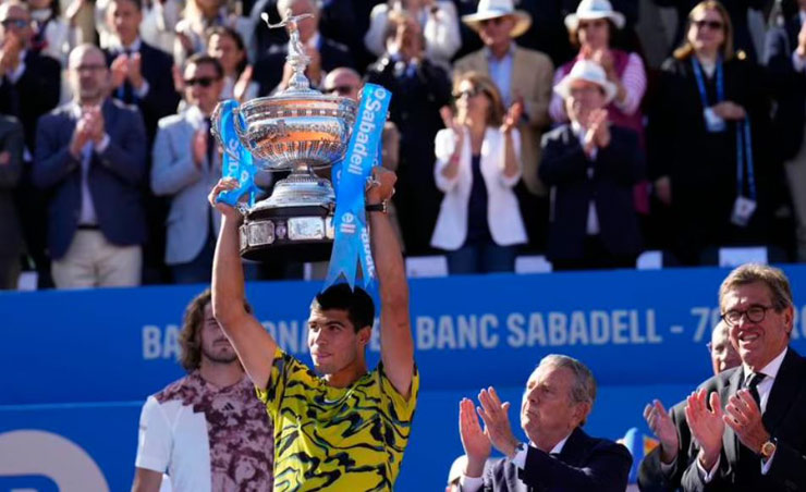 Carlos Alcaraz vừa thắng Stefanos Tsitsipas 6-3, 6-4 ở trận chung kết Barcelona Open tối qua để năm thứ 2 liên tiếp đăng quang giải ATP 500 trên quê nhà Tây Ban Nha