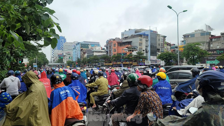 Nhiều tuyến đường dẫn vào khu vực trung tâm Hà Nội sáng nay tiếp tục diễn ra tình trạng ùn tắc.