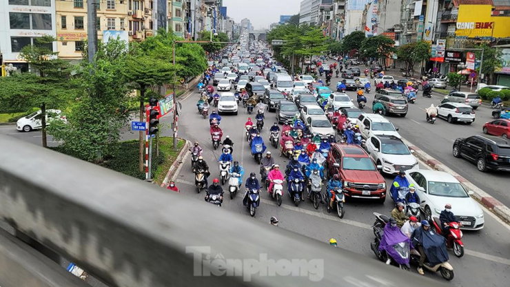 Khu vực Ngã Tư Sở thời điểm 8 giờ 30 sáng nay (25/4).