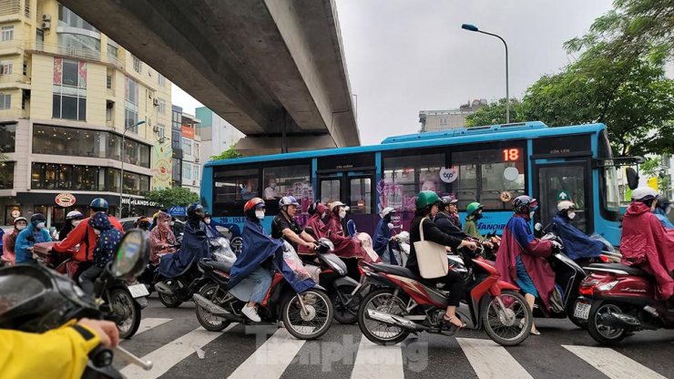 Đến thời điểm 9 giờ sáng nay (15/4), dù trời đã ngớt mưa nhưng nhiều người tham gia giao thông bằng xe máy vẫn mặc áo mưa trên đường để tránh gió rét.