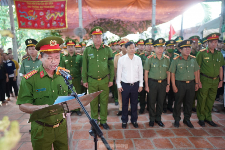 Thượng tá Võ Văn Tạo - Phó trưởng Công an huyện Đức Hoà, tỉnh Long An đọc điếu văn tiễn biệt Trung tá Nguyễn Xuân Hào: "Đồng chí Trung tá Nguyễn Xuân Hào luôn làm tròn nhiệm vụ với Tổ quốc, với Đảng, với lực lượng công an nhân dân. Với gia đình, đồng chí là người con hiếu thảo, người chồng, người anh trọn nghĩa vẹn tình. Đây là mất mát quá lớn đối với lực lượng và người thân Trung tá Hào. Sự hy sinh của đồng chí chứng minh cho truyền thống tận trung với Tổ quốc, với Đảng, tận hiếu với nhân dân, không sợ nguy hiểm, sẵn sàng hy sinh tính mạng vì bình yên cuộc sống, vì hạnh phúc của nhân dân...".