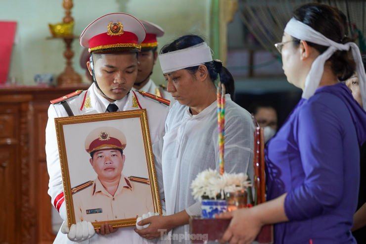 “Anh thường tâm sự, em hãy cố gắng chăm lo sức khoẻ và công việc. Cuối tuần anh có thời gian anh đưa em về thăm ba mẹ. Vậy mà nay nỡ ra đi. Rồi đây gia đình sẽ rất thương nhớ anh, ai sẽ chia sẻ với em, với gia đình những buồn vui trong cuộc sống. Ai sẽ đưa em về thăm ba, thăm mẹ, em sẽ rất buồn khi cuộc sống sau này thiếu vắng anh. Anh hãy yên tâm, thanh thản ra đi. Anh hãy nghỉ đi, nhiệm vụ đã có đồng đội anh thay thế, phụng dưỡng cha mẹ đã có em và anh chị em, các cháu thay anh. Gia đình sẽ cố gắng vươn lên, xứng đáng với sự hy sinh của anh. Xin vĩnh biệt anh, người chồng yêu quý của em”, chị Phương nghẹn lời bên di ảnh chồng.