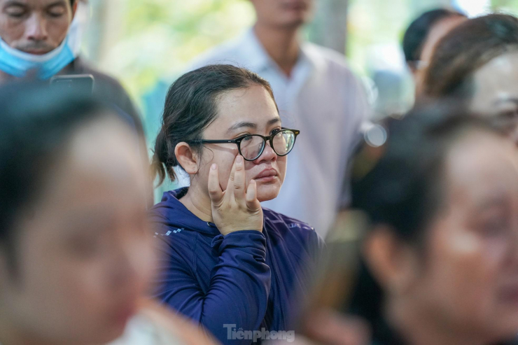 Hàng xóm, người thân không kìm được nước mắt trong phút tiễn đưa Trung tá Nguyễn Xuân Hào về nơi an nghỉ cuối cùng.