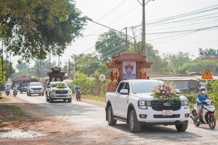 Hàng dài người đưa tiễn Trung tá Nguyễn Xuân Hào.