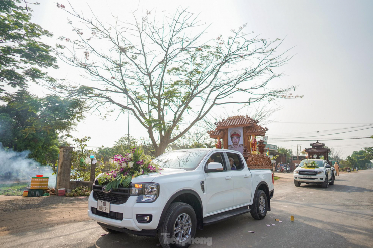 Dòng xe của đồng đội đưa tiễn Trung tá Nguyễn Xuân Hào đoạn đường cuối, chào vĩnh biệt bà con, hàng xóm...