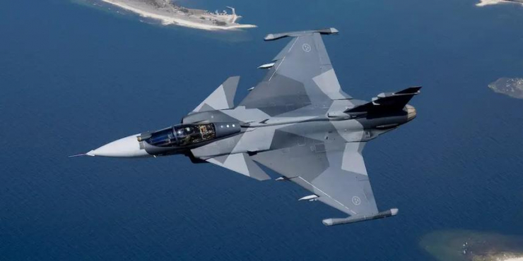 Một chiếc Gripen của Thụy Điển bay trên bầu trời biển Baltic. Ảnh: REUTERS