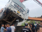 Tin tức trong ngày - Xe bơm bê tông bị lật, 2 công nhân thương vong