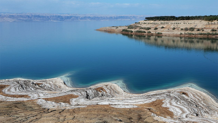 Biển Chết, Israel/Jordan: Nằm giữa Jordan và Israel, Biển Chết mặn hơn nước biển gấp 9 lần.
