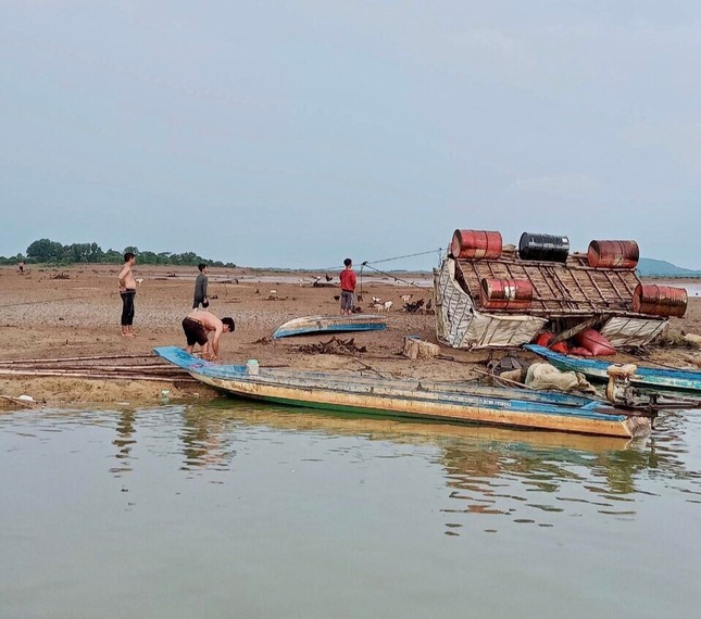 Một bè cá đã được đưa lên bờ sau khi thất thoát toàn bộ các ra sông