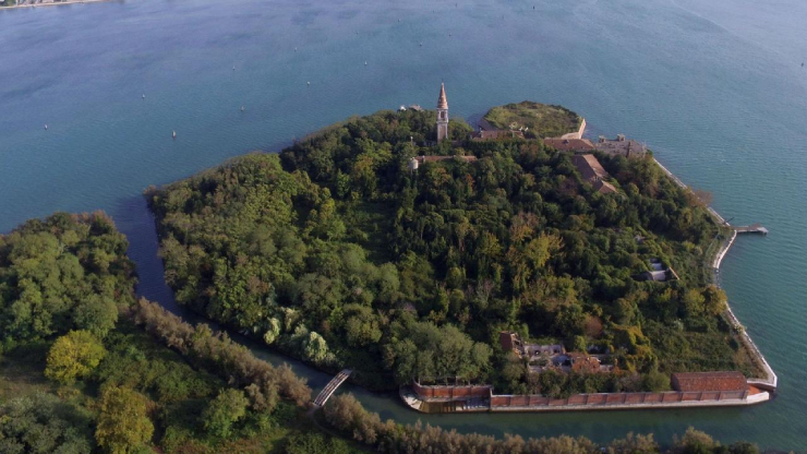 Nơi này chính là đảo Poveglia, ngoài khơi bờ biển Venice và Lido ở Italia, còn có biệt danh là “đảo ma”.
