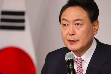 Tổng thống Hàn Quốc khiến dư luận dậy sóng vì phát biểu ‘quỳ gối’