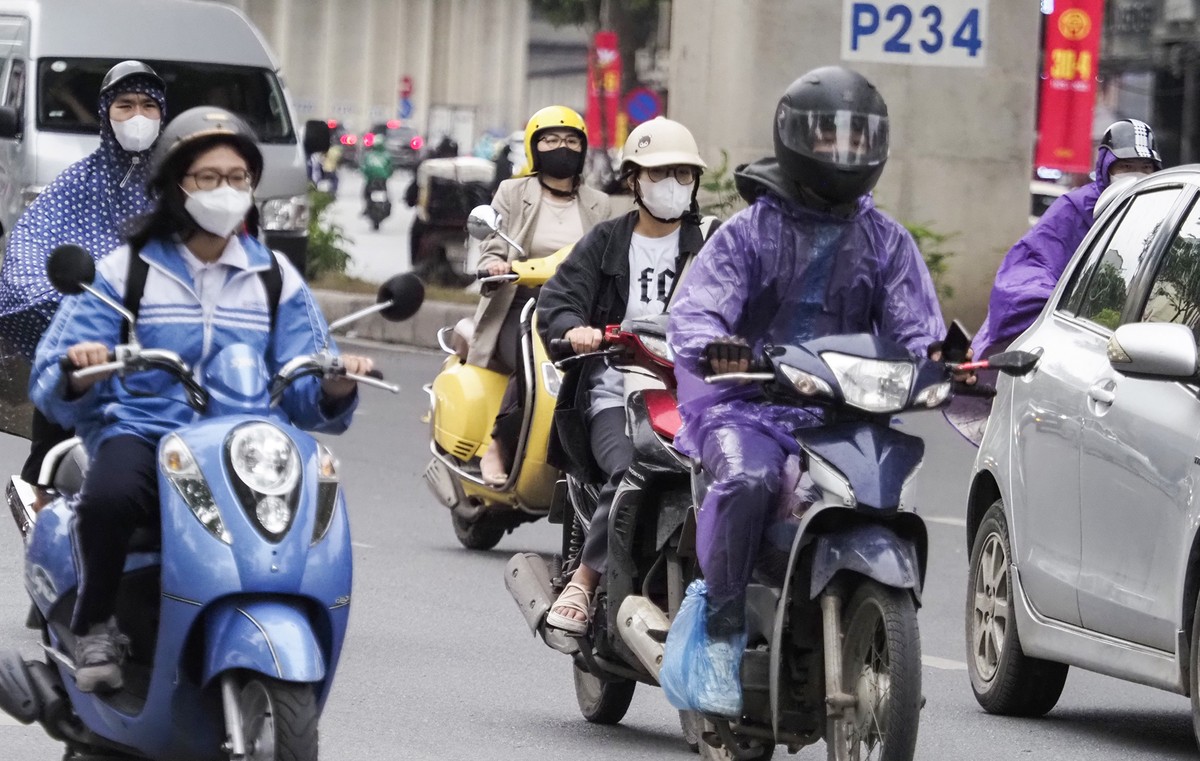 Những chiếc áo phao, áo khoác ấm, áo mưa... xuất hiện nhiều trên các con phố Hà Nội, thay thế các kiểu áo chống nắng của ngày trước đó.