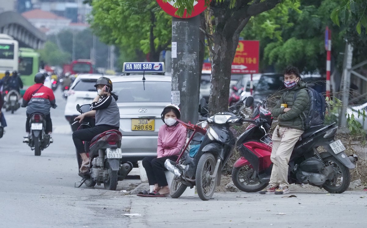 Hình ảnh người dân co ro tránh rét bên vỉa hè. Sau nhiều ngày ấm áp, thậm chí nóng oi tới 32-33 độ C, người dân không khỏi xuýt xoa vì cái rét nàng Bân ùa về.