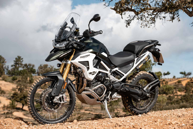 6. Triumph Tiger 1200 Rally Pro&nbsp; sở hữu động cơ có dung tích 1160cc, cho công suất tối đa 147 mã lực và mô-men xoắn cực đại 95 Ib-ft, là một dòng xe phượt rất dẻo dai của Triumph.&nbsp;