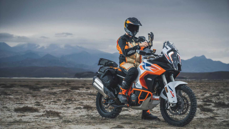 7. KTM Super Adventure R mang động cơ có dung tích 1301cc, cho công suất tối đa 160 mã lực và mô-men xoắn cực đại 100 Ib-ft. Mẫu xe này có khả năng chạy phượt đa địa hình, sở hữu bộ phuộc treo đẳng cấp WRP XPLOR, cùng nhiều trang bị ấn tượng khác.&nbsp;