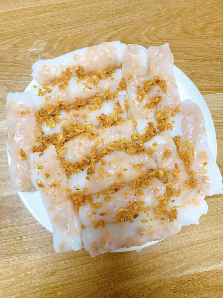 Bánh cuốn tôm thịt với nhân tôm được xé nhỏ, cuộn bên ngoài là lớp bánh cuốn tráng mềm, trắng phau. Khi ăn, chấm nước chấm chua ngọt, mix thêm vài miếng chả băm thì ngon tuyệt vời. (Ảnh:St)