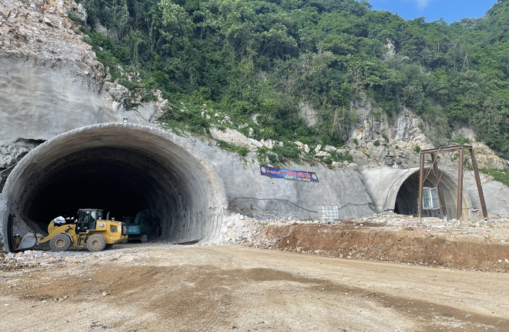 Dự án này có điểm đầu tại nút giao Mai Sơn, huyện Yên Mô (Ninh Bình). Một trong những điểm nhấn của tuyến cao tốc khi chạy qua địa phận Ninh Bình là 2 ống hầm xuyên núi đá vôi ở Tam Điệp. Trong ảnh là cửa 2 hầm xuyên núi Tam Điệp lúc đang thi công khoan núi và khi đã hoàn thành.