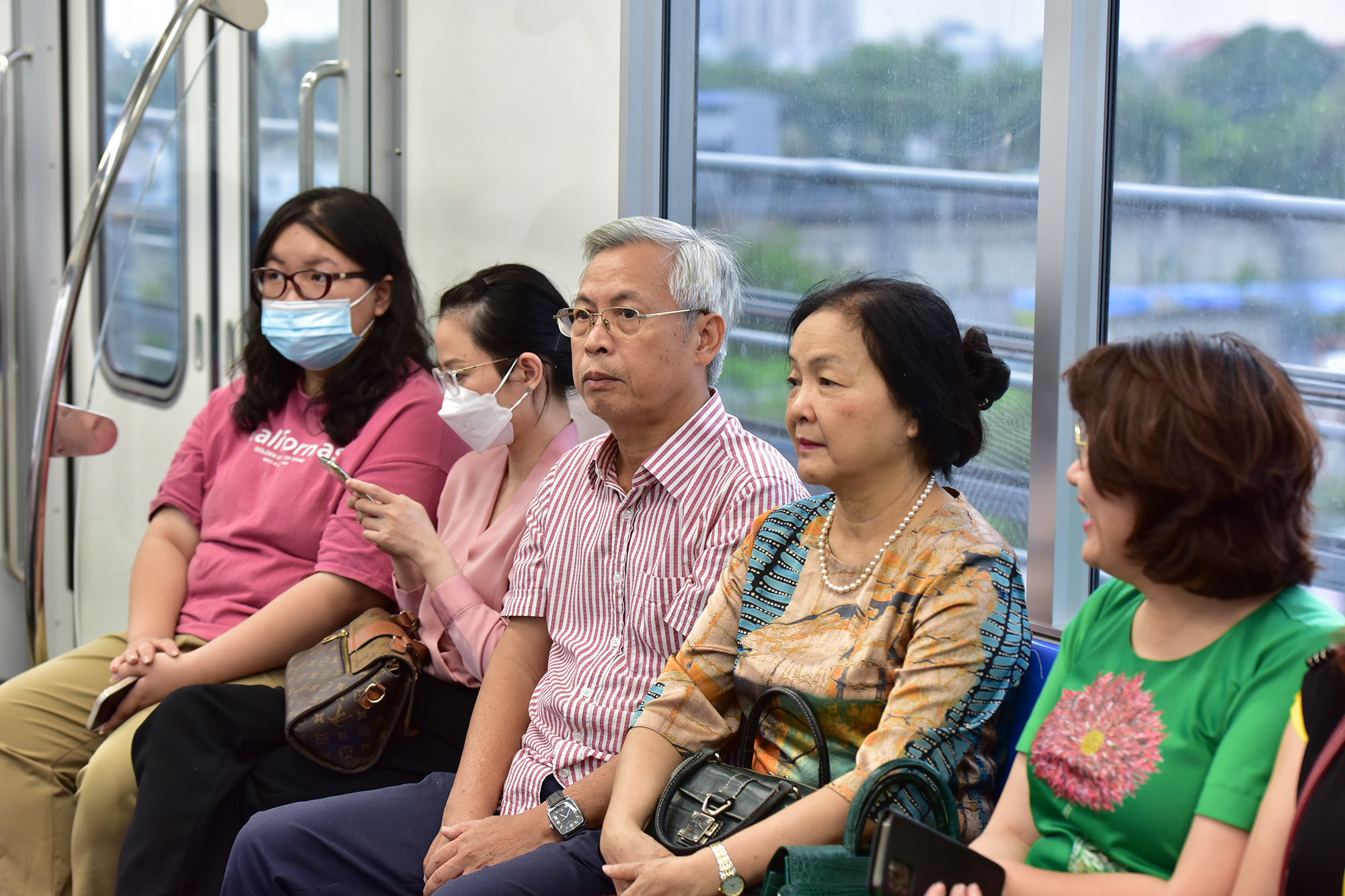 “Tôi đã đi nhiều tuyến metro trên thế giới rồi, cảm nhận tuyến metro này tàu chạy rất êm, mặc dù đang chạy chậm so với thiết kế. Mọi người ai cũng háo hức đi tàu, hy vọng cuối năm&nbsp;nay tàu được vận hành để người dân có thêm phương tiện hiện đại mới để di chuyển”, ông Phạm Xuân Độ, quận 1 chia sẻ.