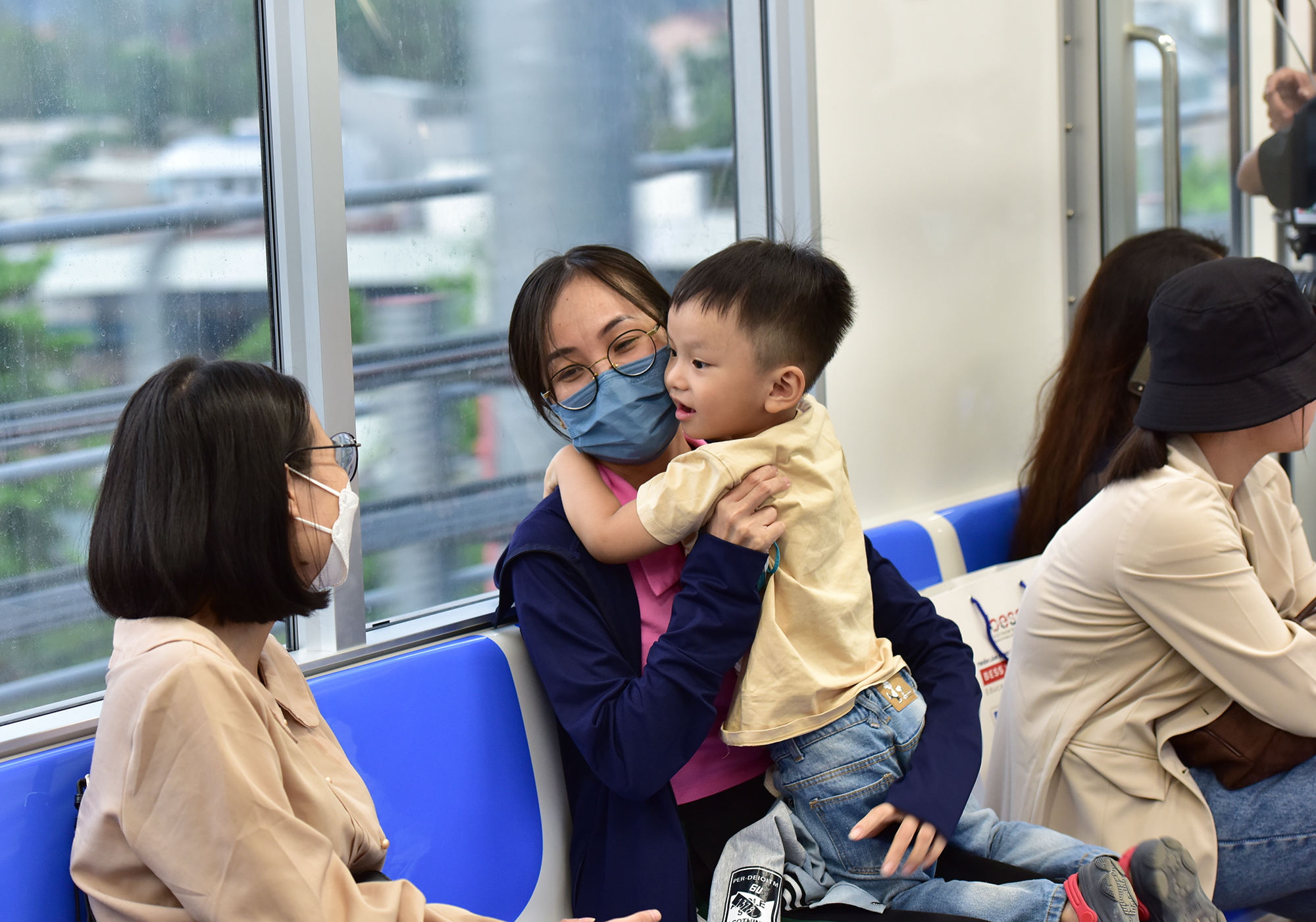 Bé Nam Anh (phường Linh Tây, TP Thủ Đức) rất hào hứng khi được đi tàu metro. “Khi nghe tin sắp được đi tàu metro bé mong chờ từng ngày. Tàu đi rất êm, rộng rãi và mát mẻ. Nếu thuận tiện gia đình tôi sẽ thường xuyên đi phượng tiện công cộng này khi được đưa vào sử dụng”, chị Phương Nga, mẹ của hành khách nhí này chia sẻ.