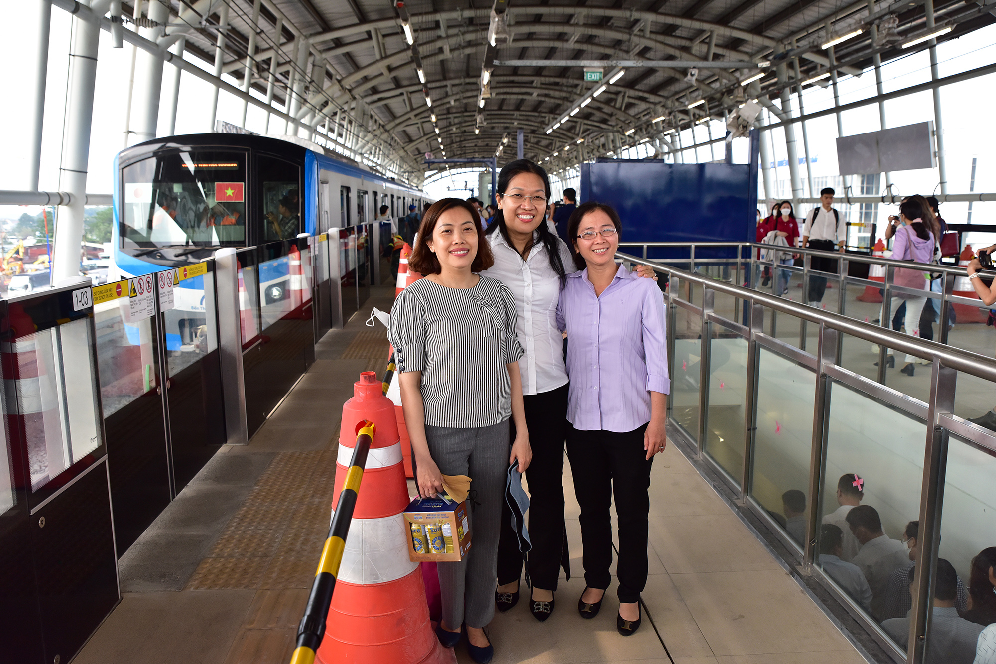 Nhiều người lưu lại hình ảnh sau khi lần đầu tiên được đi thử tàu metro.