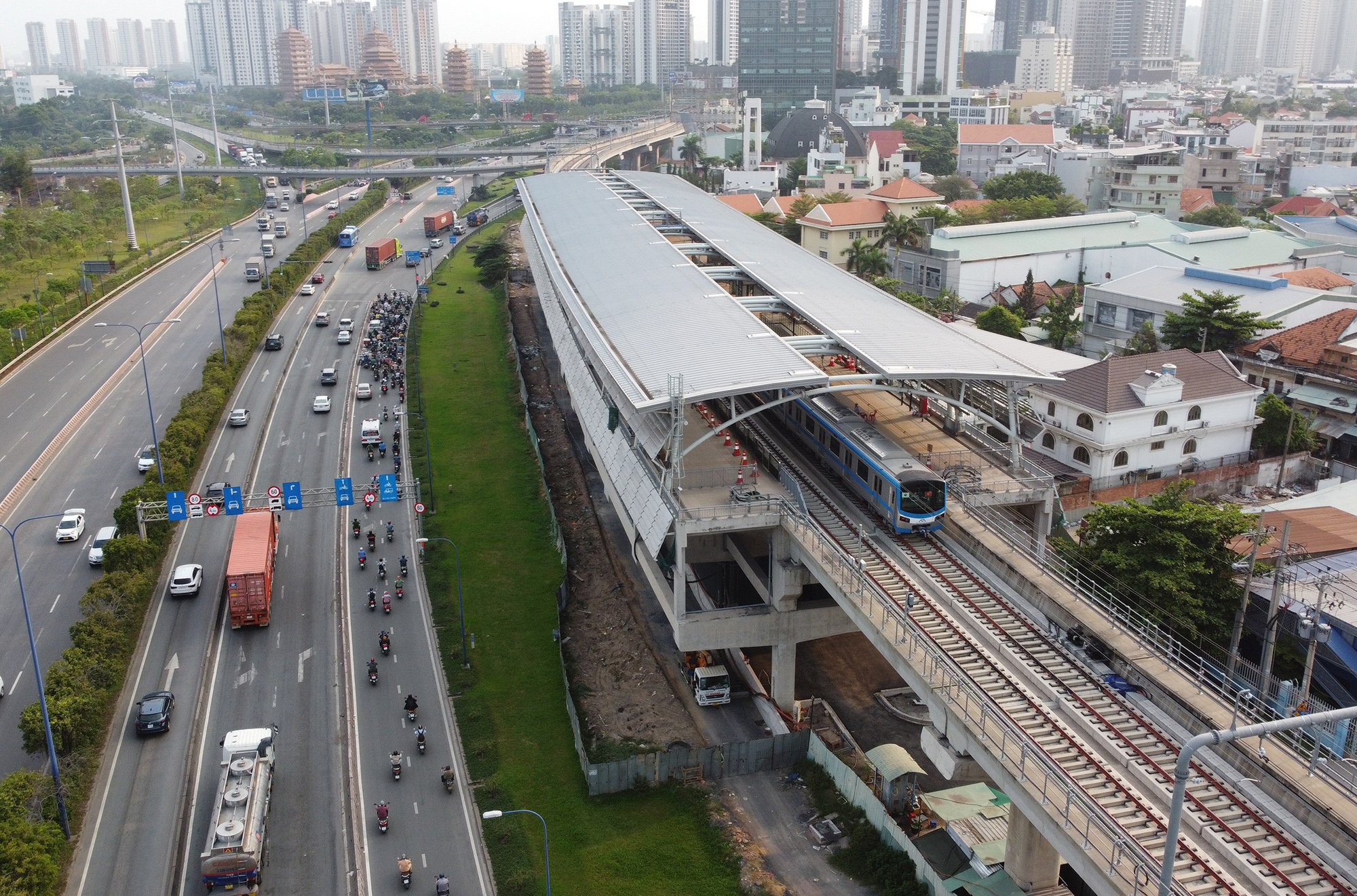 Tuyến metro số 1 dài gần 20km từ ga Bến Thành đến depot Long Bình (TP Thủ Đức) có tổng mức đầu tư hơn 43.700 tỷ đồng, hiện đã đạt 95% khối lượng.