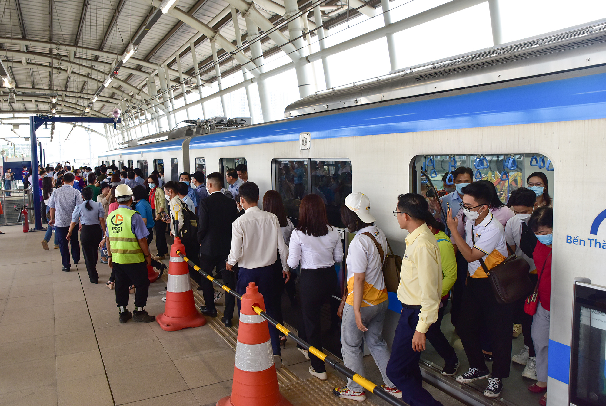 Trong ngày, có 6 chuyến tàu được tổ chức chạy phục vụ người dân tham quan, bắt đầu từ 8h30 - 17h, mỗi chuyến có 300 khách. Ghi nhận của PV, trong chuyến tàu thứ 5 có hàng trăm người xếp hàng lên và rời tàu sau khi được trải nghiệm.