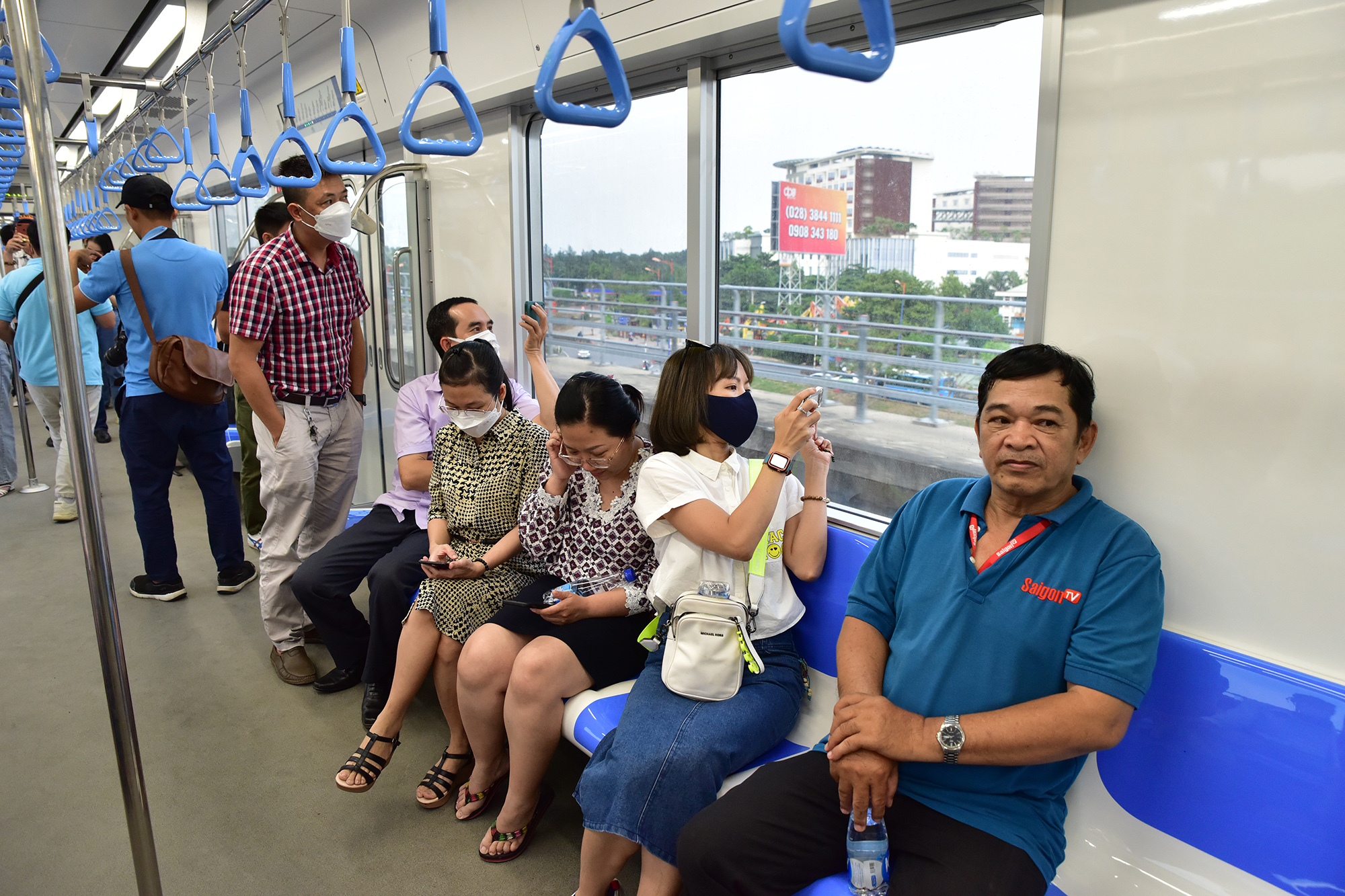 Nhiều người rất háo hức khi lần đầu được đi thử tuyến metro đầu tiên của TP.HCM. Quá trình tàu lưu thông,&nbsp;đèn tín hiệu, loa thông báo ga đến luôn được bật mở cho hành khách theo dõi lộ trình.