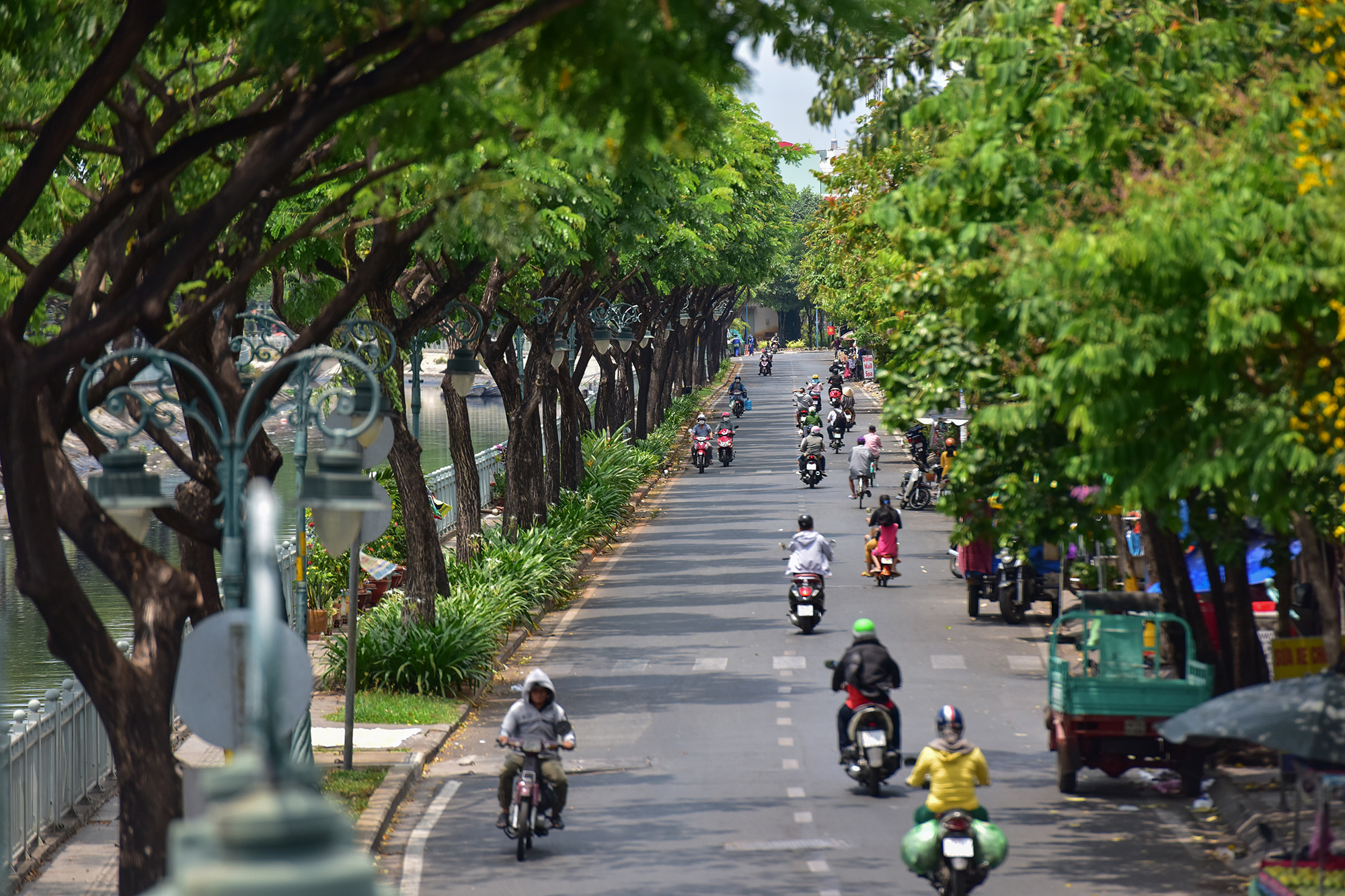 Những dòng kênh “thay da đổi thịt”, người dân tung tăng tập thể dục ở TP.HCM - 18